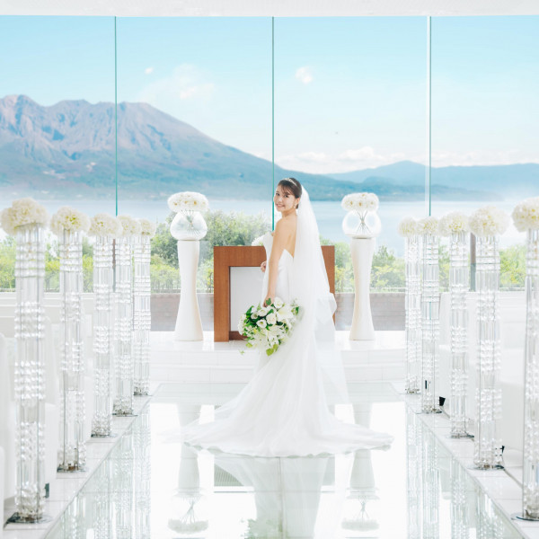 シンプルなデザインのチャペルの前に広がるのは桜島と錦江湾の美しい景色