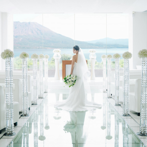 白を基調として目の前には桜島と錦江湾が広がるオーシャンチャペル。素敵な写真を残していただけます