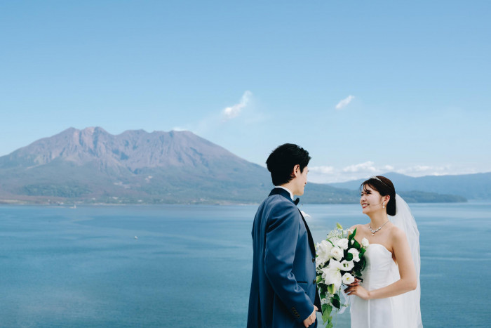 屋上での撮影は、桜島と錦江湾だけが背景に。壮大な雰囲気の中、素敵な写真を残していただけます