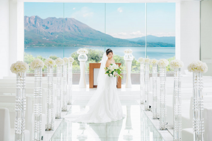 絶景が目の前に広がるチャペルの横には、鹿児島の心地良い風を感じられるガーデンテラスが