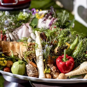 人気レストランを手掛けるシェフが食材から厳選し、お二人限定のコースに。食材、味、見た目、全てに拘った婚礼コースでゲストをおもてなし♪|THE SEASONS LANDMARK KOBE KITANO　ザシーズンズランドマーク神戸北野の写真(8214950)