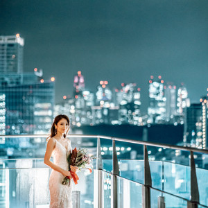 白いドレスが映える夜のワンシーン|CÉ LA VI TOKYO（セラヴィ東京）の写真(15330586)
