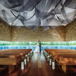 滝に囲まれた独立型のチャペルは まるで水の中にいるような神秘的な空間|KUMAMOTO MONOLITH（熊本モノリス）の写真(55435940)