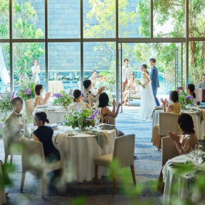 窓の先のテラスも一体となった開放的な披露宴会場|KUMAMOTO MONOLITH（熊本モノリス）の写真(55435520)