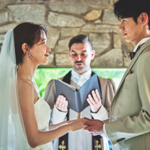 祭壇の奥に清々しく流れる滝が ふたりの誓いを美しく煌めかせ ドラマティックなひとときを演出|KUMAMOTO MONOLITH（熊本モノリス）の写真(55435387)