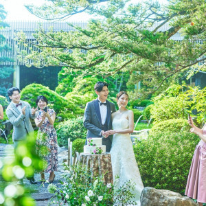 緑に包まれてガーデンでのケーキカット 自由度の高いウエディング|KUMAMOTO MONOLITH（熊本モノリス）の写真(55435611)