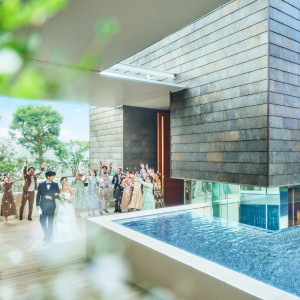 祭壇へのアプローチが一歩一歩水の中に入っていくような神秘的な設計に|KUMAMOTO MONOLITH（熊本モノリス）の写真(55435385)