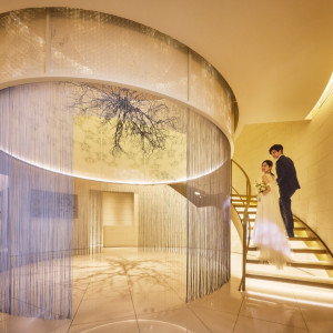 エントランスをくぐった先に県花のリンドウのモチーフが。華やかにゲストをお出迎え|KUMAMOTO MONOLITH（熊本モノリス）の写真(55435902)