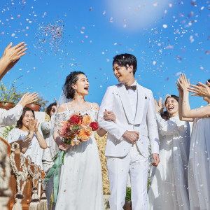 挙式の緊張がほどけたら外の空気へ。祝福の花びらが舞い、笑顔とシャッター音が交差するブレパーティの時間。|KUMAMOTO MONOLITH（熊本モノリス）の写真(55435617)