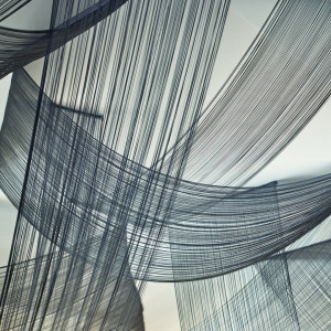 天井のストリングスカーテンが空間に動きを与える|KUMAMOTO MONOLITH（熊本モノリス）の写真(55435381)