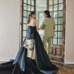 艶のあるサテン生地を贅沢に使った上品なAラインのブラックドレス|KUMAMOTO MONOLITH（熊本モノリス）の写真(37130612)