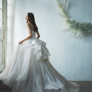 サテンのトップスに、細やかな煌めきを放つラメチュールを贅沢に使用したスカートが、花嫁様らしい存在感を放つ一着