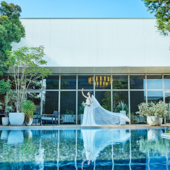 チャペルへ向かう姿も美しく佇むだけで絵になる