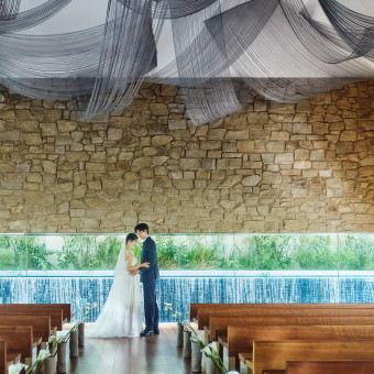 チャペルやパーティ会場など、結婚式当日のようなロケーションでお写真撮影が可能です