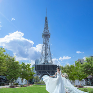 テレビ塔の外には芝生広場がひろがり開放的なロケーション撮影も人気|THE TOWER HOTEL NAGOYA（ザタワーホテルナゴヤ）の写真(34440686)