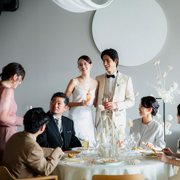 壁一面の大きな窓から降り注ぐ陽光×眺望の1組貸切パーティ会場で大人シンプルな上質ウェディングを。