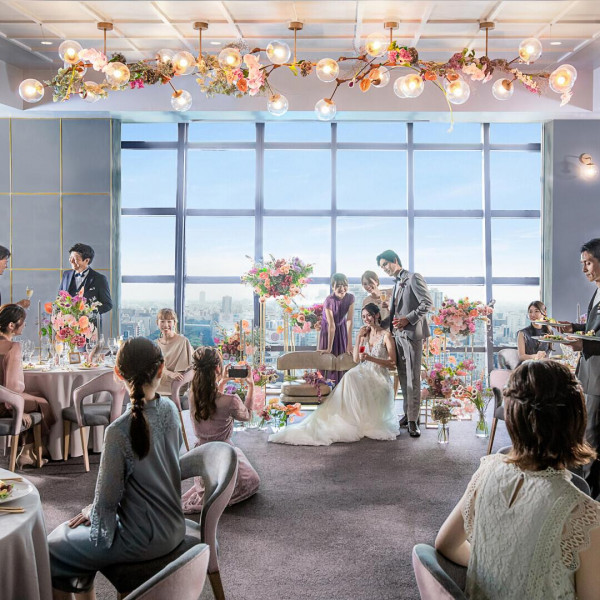 壁一面の大きな窓から降り注ぐ陽光×眺望の1組貸切パーティ会場で大人シンプルな上質ウェディングを。
