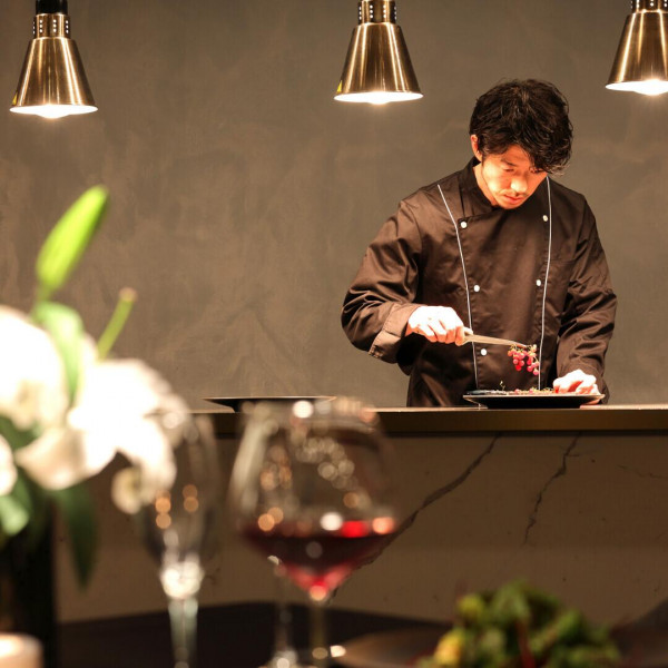 専属シェフと打合せをして創るフルオーダーメイドの料理に二人もゲストも満足。