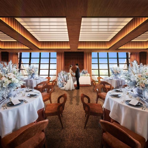 壁一面の大きな窓から降り注ぐ陽光×眺望の1組貸切パーティ会場で大人シンプルな上質ウェディングを。