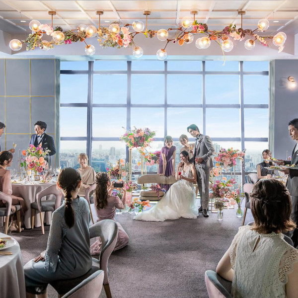 壁一面の大きな窓から降り注ぐ陽光×眺望の1組貸切パーティ会場で大人シンプルな上質ウェディングを。