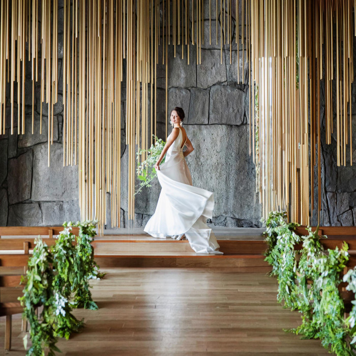 木の温もりと陽光の優しさに包まれたチャペル