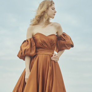 上品な光沢がオーラを放つテラコッタカラーのシックなドレス。ボリュームのあるパフスリーブでより印象的に。|LAZOR GARDEN KUMAMOTOの写真(31538504)