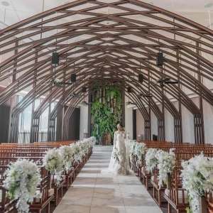 一面に広がる窓から、熊本城と緑豊かな街並みを望む挙式空間