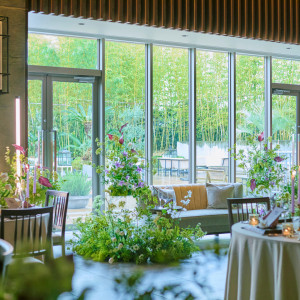 リゾートウエディングを表現する装花で|ラソールガーデン熊本（LAZOR GARDEN KUMAMOTO）の写真(50229055)