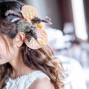 生花を使ったヘアパーツは明るい印象に|LAZOR GARDEN KUMAMOTOの写真(13531744)