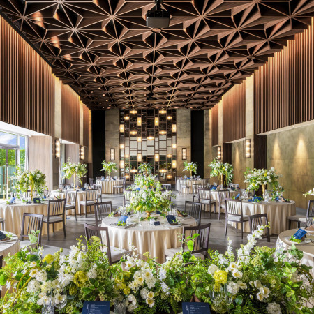 洗練された会場だからドレスやお花もおふたりのスキを詰め込んで