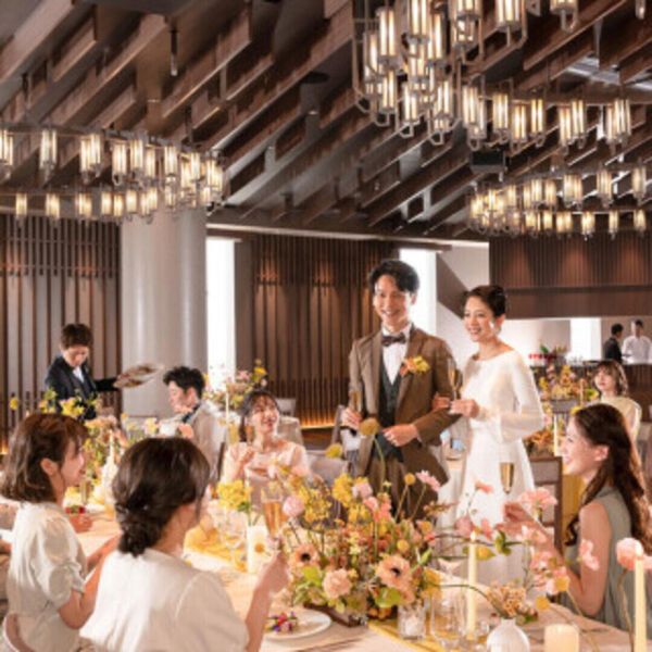 洗練された会場だからドレスやお花もおふたりのスキを詰め込んで