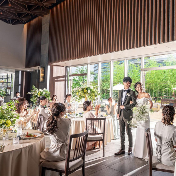 シェフたちによる美食のおもてなしで目にも美味しいひとときを