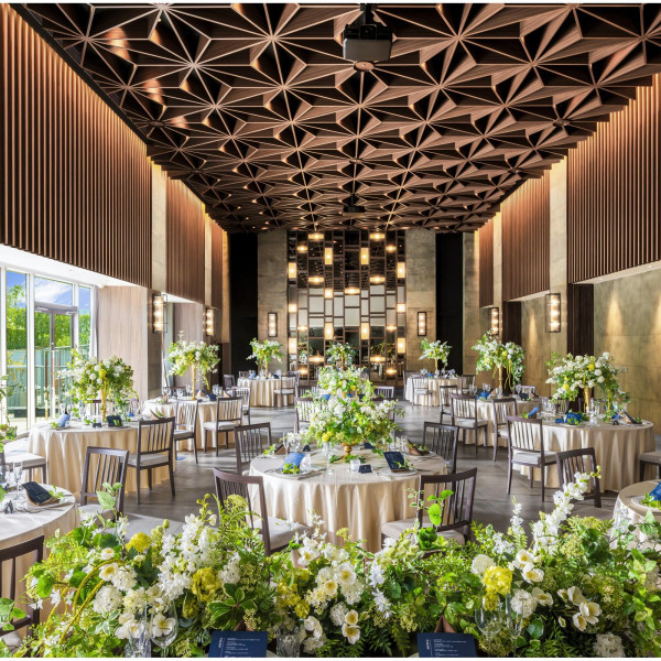 洗練された会場だからドレスやお花もおふたりのスキを詰め込んで