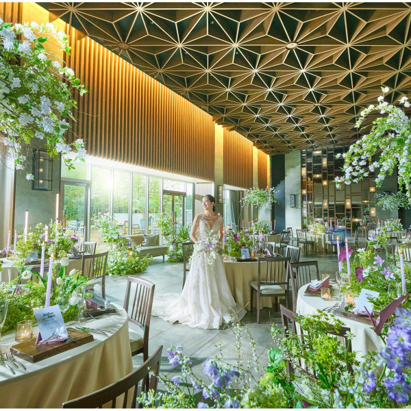 洗練された会場だからドレスやお花もおふたりのスキを詰め込んで