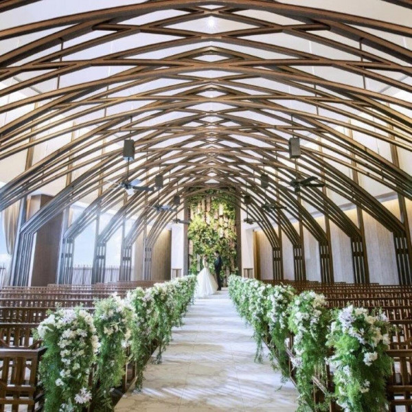 心まで澄み渡るような美景のチャペル