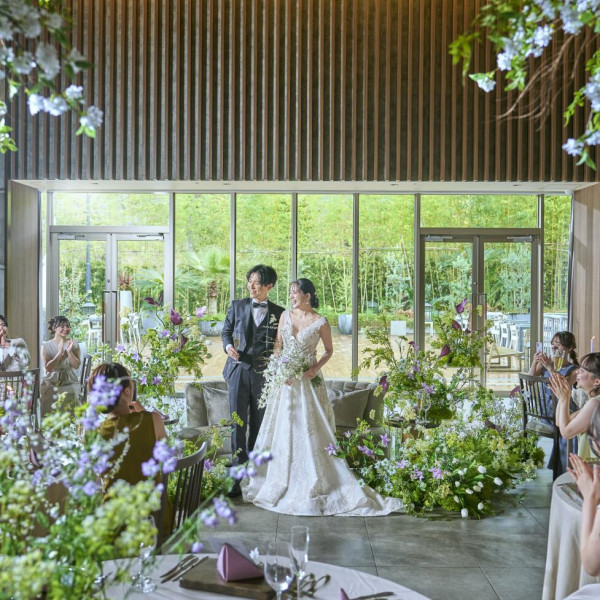 洗練された会場だからドレスやお花もおふたりのスキを詰め込んで