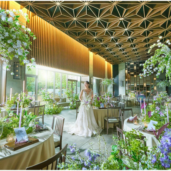 洗練された会場だからドレスやお花もおふたりのスキを詰め込んで