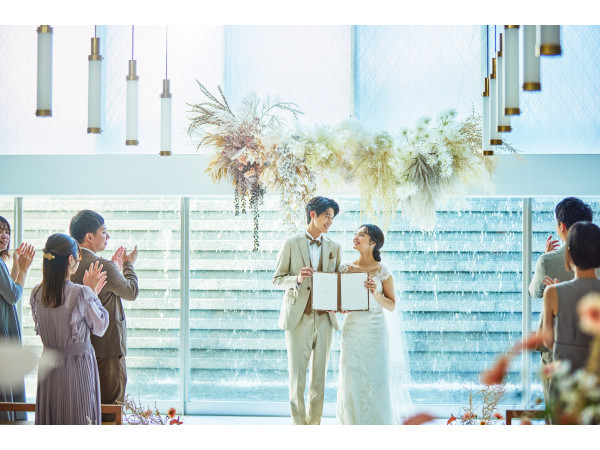 『祝福』をコンセプトにデザインされた 光と水に包まれた独立型チャペル