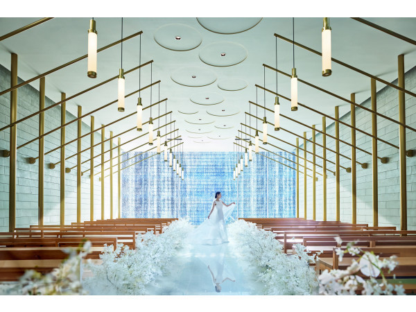 『祝福』をコンセプトにデザインされた 光と水に包まれた独立型チャペル