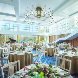 自然に囲まれた光溢れる開放感のある披露宴会場|OITA MONOLITH（大分モノリス）の写真(55455483)