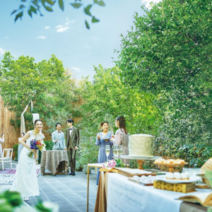 青空と緑感じるガーデンでのデザートビュッフェなど、自然体で愉しむパーティ|OITA MONOLITH（大分モノリス）の写真(55456279)