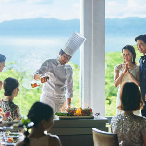 立ち上がる炎と、お肉とハーブの薫りがおいしさを一層引き立てるローストビーフのフランベ|OITA MONOLITH（大分モノリス）の写真(55455818)