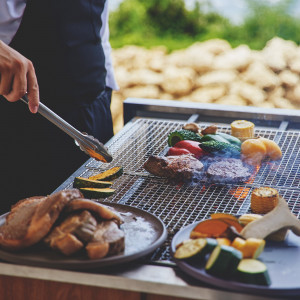 お肉を目の前で焼くグリルは音や香りも楽しめる|OITA MONOLITH（大分モノリス）の写真(35997304)