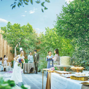 バンケット併設のガーデンでデザートビュッフェ。青空の元自然と笑顔があふれる|OITA MONOLITH（大分モノリス）の写真(55455695)