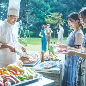 大人気のグリル演出は、炭焼きのお肉をビュッフェスタイルで|OITA MONOLITH（大分モノリス）の写真(55455692)