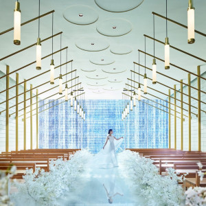 祭壇の奥に流れる滝が ふたりの誓いを美しく煌めかせ ドラマティックなひとときを|OITA MONOLITH（大分モノリス）の写真(55456276)