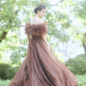 チュールを贅沢に使用したドレスは歩くたびにふわりと揺れより一層花嫁を美しくみせる|OITA MONOLITH（大分モノリス）の写真(55456698)
