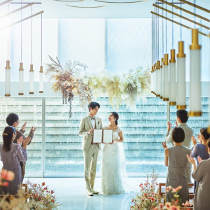 ウエディングアーチをイメージした柱と照明が印象的な独立型のチャペル|OITA MONOLITH（大分モノリス）の写真(55455253)