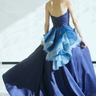 サテンの光沢感で上質な大人花嫁に