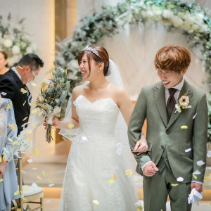 太陽の光が差し込むチャペルは純白のウェディングドレスのがより一層輝く♪|THE TRES TOKONAME（ザ・トレス 常滑）の写真(49509487)